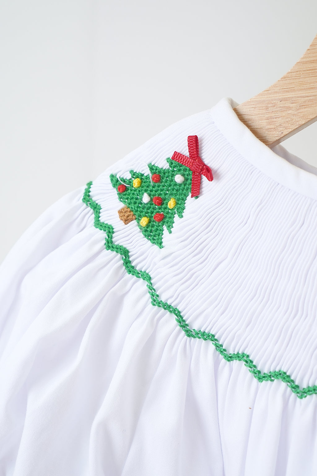 Barboteuse smockée à la main pour fille, motif sapin de Noël blanc