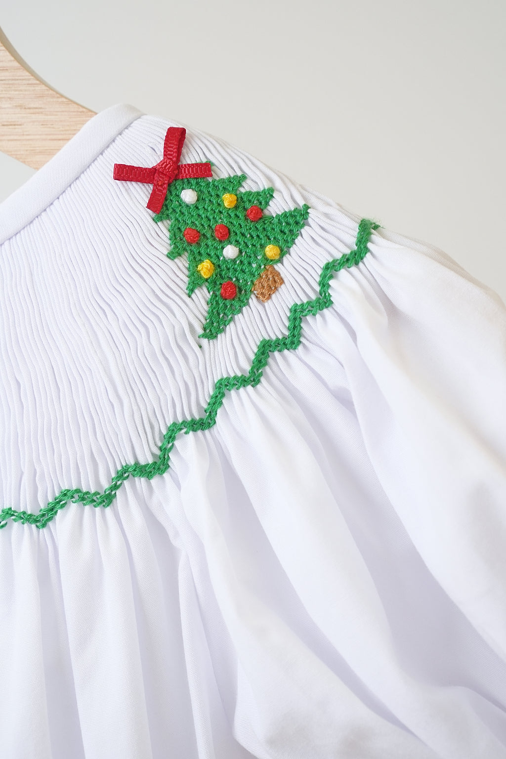 Barboteuse smockée à la main pour fille, motif sapin de Noël blanc