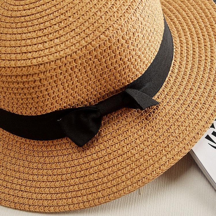 Chapeau de plage classique simple pour femme - Chapeau d'été décontracté en paille de couleur unie pour femme - Chapeau élégant pour voyage - Protection UV - Casquette de soleil pour femme - Design plat avec nœud - Casquette mignonne pour fille 56-58 cm