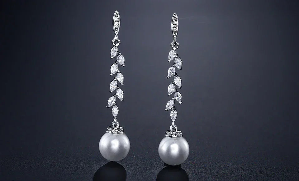 ZAKOL Boucles d'oreilles pendantes rondes imitation perles pour femmes, brillantes, en zircone et cristal, feuilles longues, bijoux de mariée pour mariage