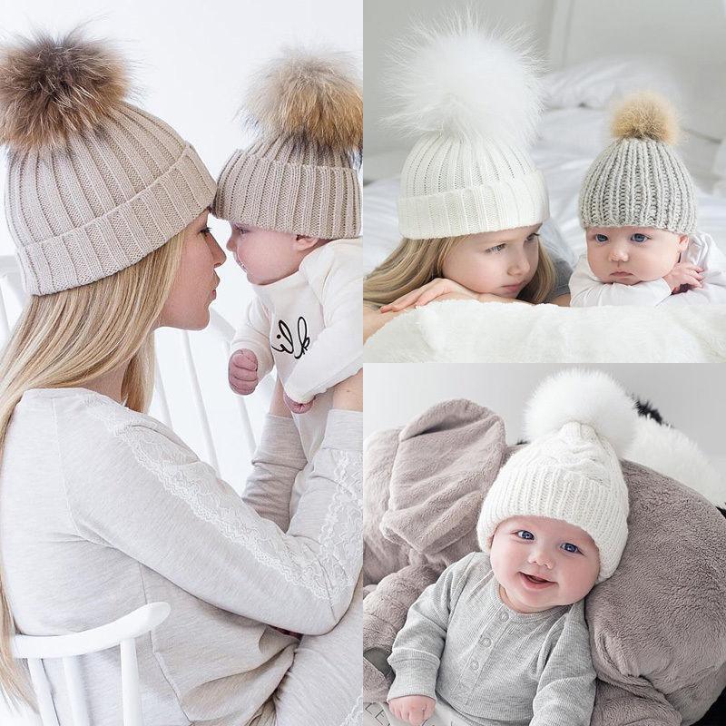 Lot de 2 bonnets d'hiver chauds mère et enfant avec pompon en fourrure, en tricot, pour le ski et l'hiver.