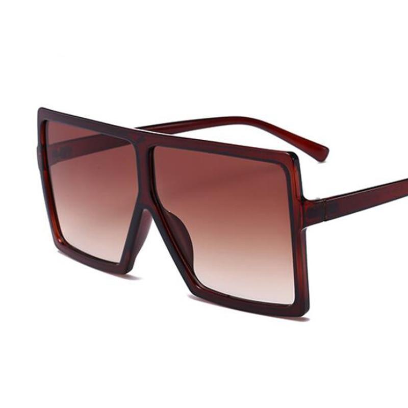 Grande tendance de luxe Nouveaux lunettes de soleil pour femmes avec monture carrée noire tendance et monture large dans un style célèbre de lunettes modernes