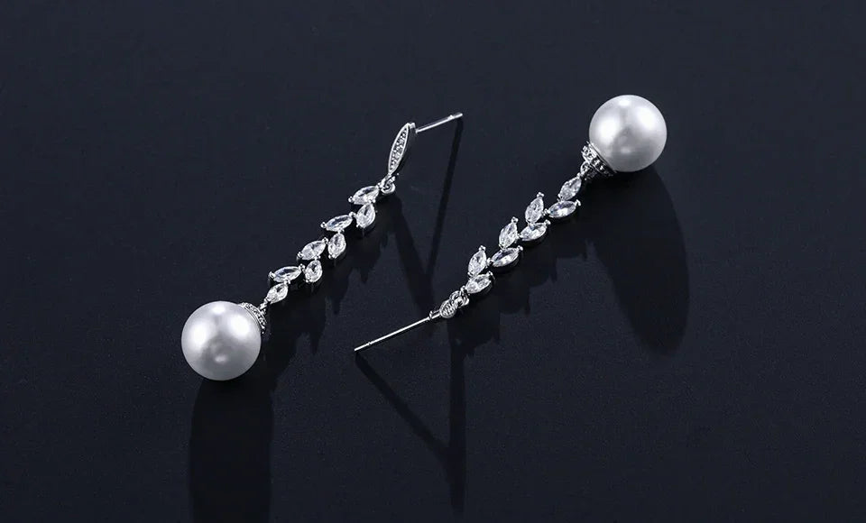 ZAKOL Boucles d'oreilles pendantes rondes imitation perles pour femmes, brillantes, en zircone et cristal, feuilles longues, bijoux de mariée pour mariage