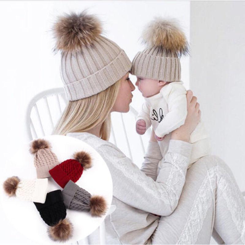 Lot de 2 bonnets d'hiver chauds mère et enfant avec pompon en fourrure, en tricot, pour le ski et l'hiver.