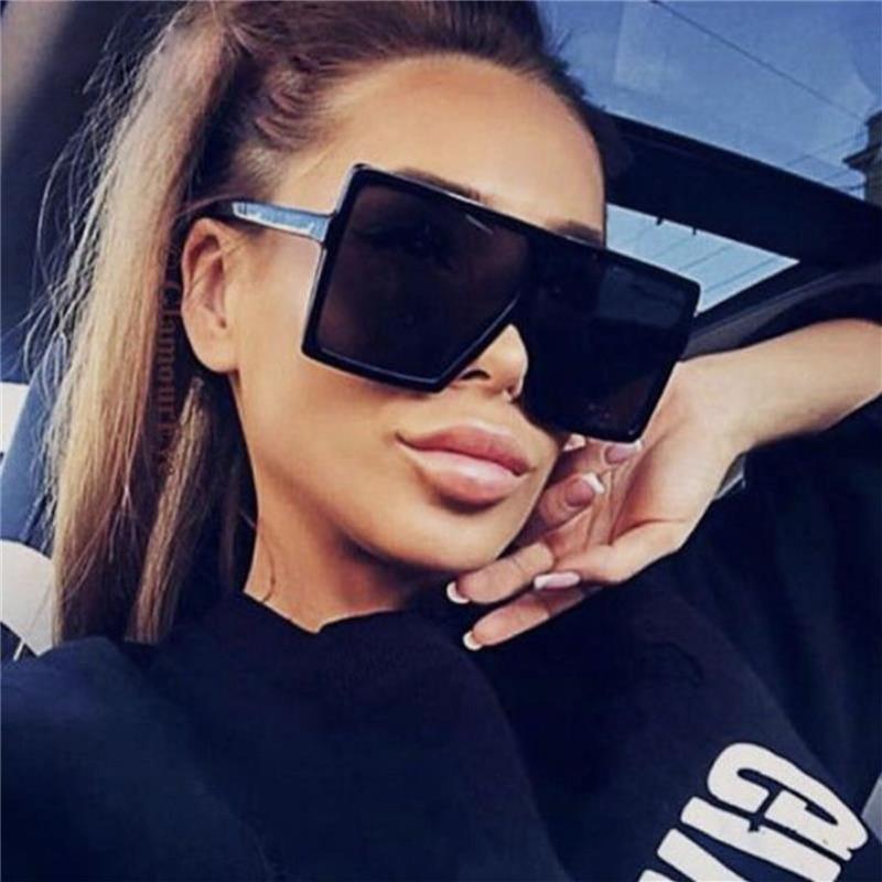 Grande tendance de luxe Nouveaux lunettes de soleil pour femmes avec monture carrée noire tendance et monture large dans un style célèbre de lunettes modernes