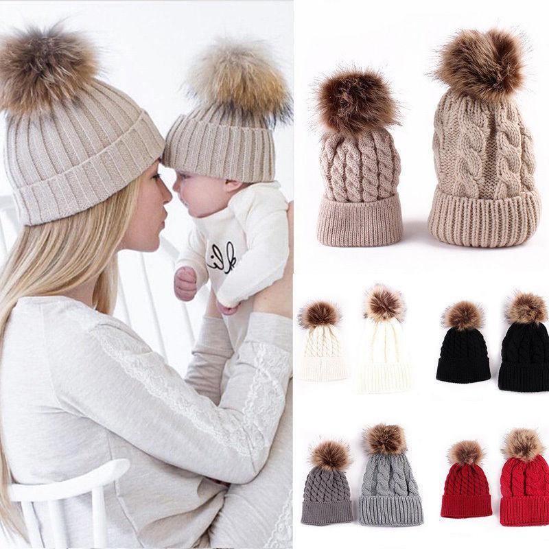Lot de 2 bonnets d'hiver chauds mère et enfant avec pompon en fourrure, en tricot, pour le ski et l'hiver.
