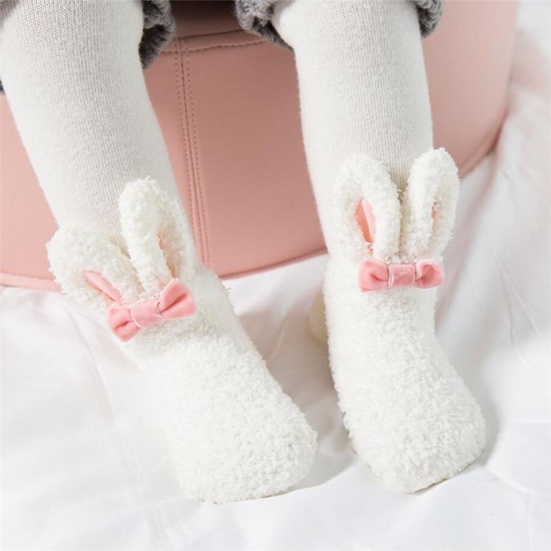 Chaussettes d'hiver douces en polaire corail pour bébés filles, adorables chaussettes lapin pour nouveau-nés, design élégant pour l'hiver.
