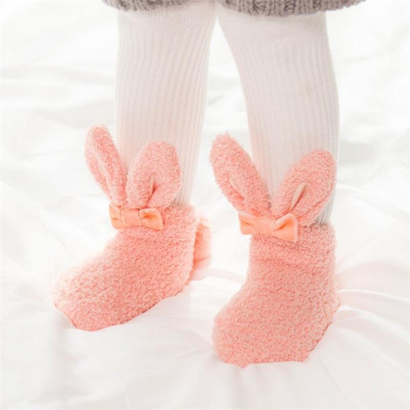 Chaussettes d'hiver douces en polaire corail pour bébés filles, adorables chaussettes lapin pour nouveau-nés, design élégant pour l'hiver.