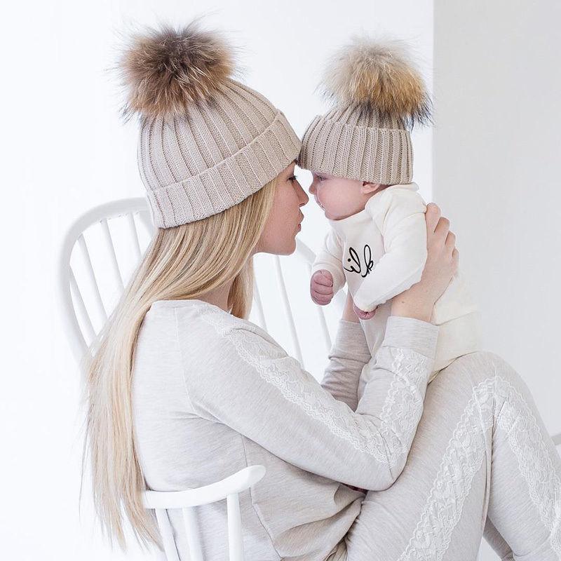 Lot de 2 bonnets d'hiver chauds mère et enfant avec pompon en fourrure, en tricot, pour le ski et l'hiver.