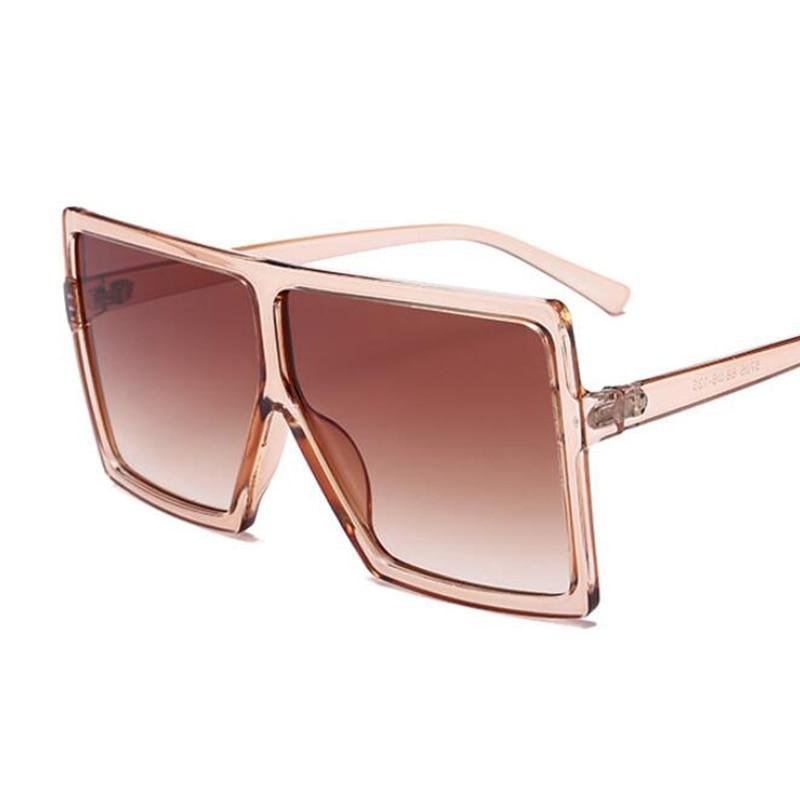 Grande tendance de luxe Nouveaux lunettes de soleil pour femmes avec monture carrée noire tendance et monture large dans un style célèbre de lunettes modernes