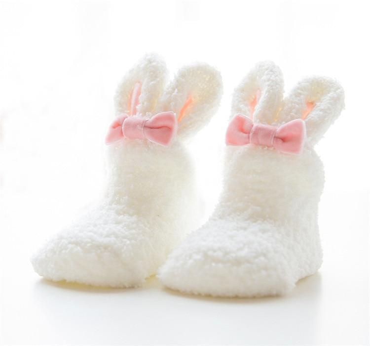 Chaussettes d'hiver douces en polaire corail pour bébés filles, adorables chaussettes lapin pour nouveau-nés, design élégant pour l'hiver.