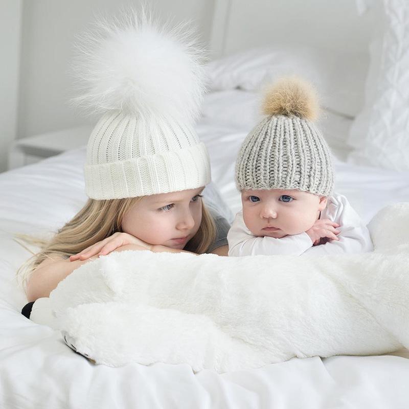 Lot de 2 bonnets d'hiver chauds mère et enfant avec pompon en fourrure, en tricot, pour le ski et l'hiver.