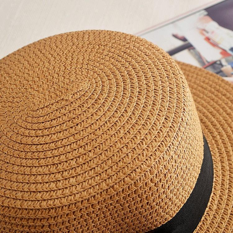Chapeau de plage classique simple pour femme - Chapeau d'été décontracté en paille de couleur unie pour femme - Chapeau élégant pour voyage - Protection UV - Casquette de soleil pour femme - Design plat avec nœud - Casquette mignonne pour fille 56-58 cm