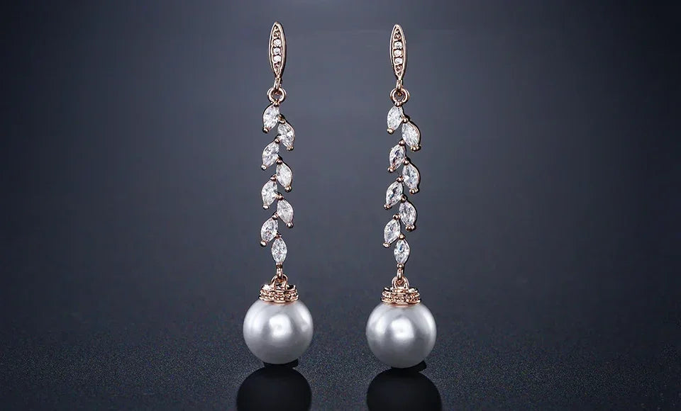 ZAKOL Boucles d'oreilles pendantes rondes imitation perles pour femmes, brillantes, en zircone et cristal, feuilles longues, bijoux de mariée pour mariage