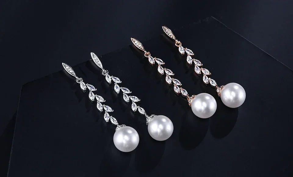 ZAKOL Boucles d'oreilles pendantes rondes imitation perles pour femmes, brillantes, en zircone et cristal, feuilles longues, bijoux de mariée pour mariage
