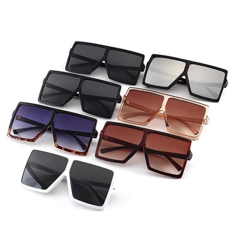 Grande tendance de luxe Nouveaux lunettes de soleil pour femmes avec monture carrée noire tendance et monture large dans un style célèbre de lunettes modernes