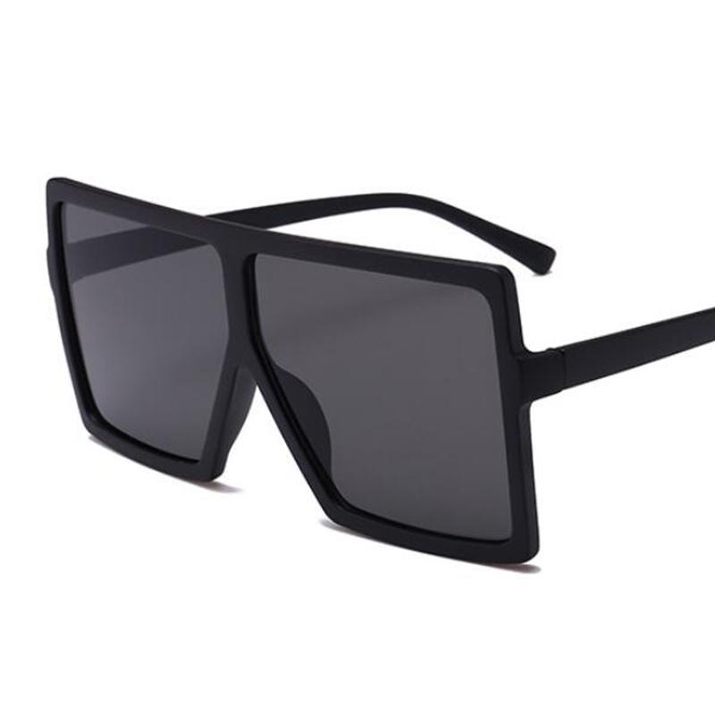 Grande tendance de luxe Nouveaux lunettes de soleil pour femmes avec monture carrée noire tendance et monture large dans un style célèbre de lunettes modernes