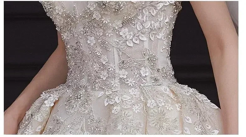 Robe de mariée de luxe à épaules dénudées - Robe de bal en dentelle faite à la main | Femstylo