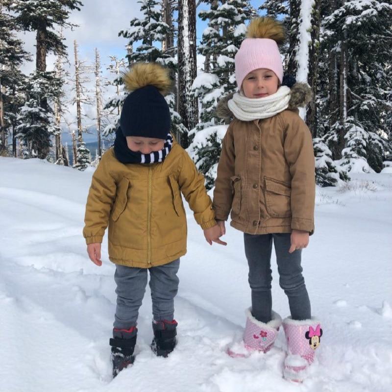 Tendance Nouvel Hiver Enfants Garçon Fille Bonnet en Crochet avec Pompom Artificiel Tricoté Enfants en Bas Âge Bonnets avec Pompon Bonnet Bébé pour Filles et Garçons