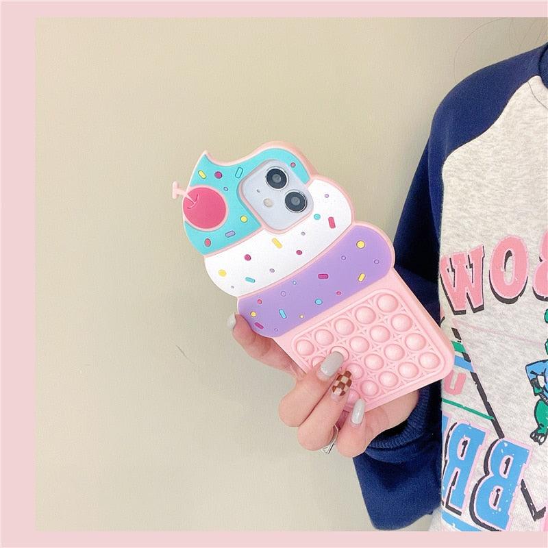 Coque de téléphone en silicone 3D en forme de glace à la cerise pour iPhone 13 12 11 Pro Max Xs Xr 7 8 Plus X Se avec jeu de bulles pour doigts, coque souple antichoc en silicone 3D en forme de cupcake de dessin animé à protection intégrale