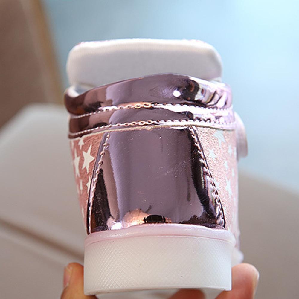 Nouvelle Tendance Moderne Style de Mode Chaussures de Sport Bébé Fille Baskets Étoile Lumineuse Enfant Décontracté Coloré Lumineux LED Chaussures Baskets