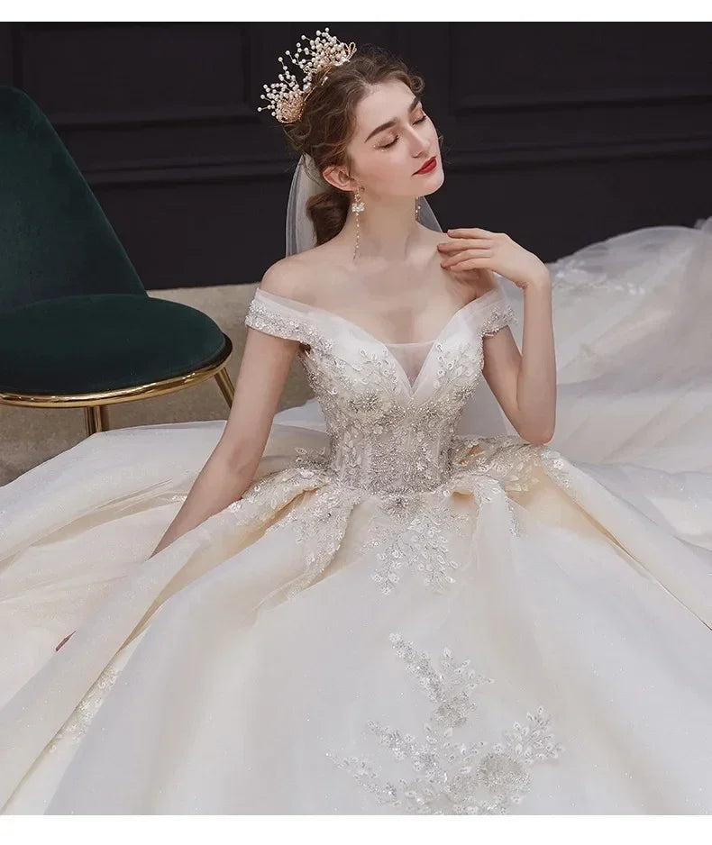 Robe de mariée de luxe à épaules dénudées - Robe de bal en dentelle faite à la main | Femstylo