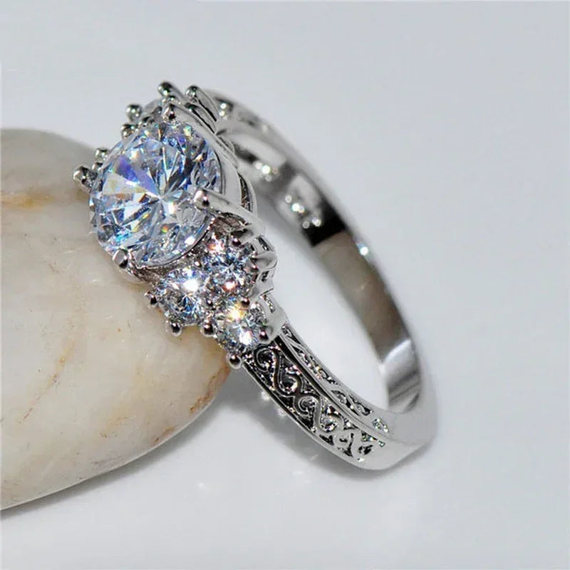 Exquises Bagues de Fiançailles pour Femmes Couleur Argent Zircon Blanc Bijoux de Mariage Anniversaire