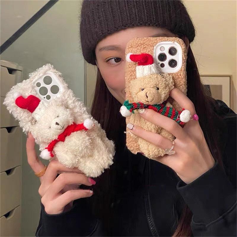 Jolie housse de Noël en peluche d'ours en peluche 3D Père Noël pour iPhone 13 12 11 Pro Xs Max X Xr 7 8 Plus Se3 Housse souple antichoc Housse souple ultra douce en fausse fourrure pelucheuse à oreilles de lapin chaude et amusante pour l'hiver