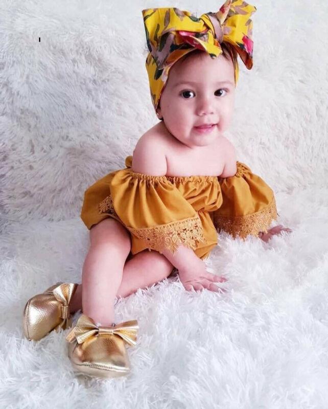 Tenues élégantes de luxe fleuries pour bébés filles nouveau-nés et tout-petits, comprenant un haut solide à épaules dénudées, un short fleuri et un bandeau avec nœud.