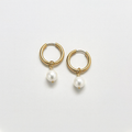 Créoles Huggie dorées avec perles d'eau douce – Créoles en bronze faites main, crochets d'oreilles en argent sterling, 14 mm