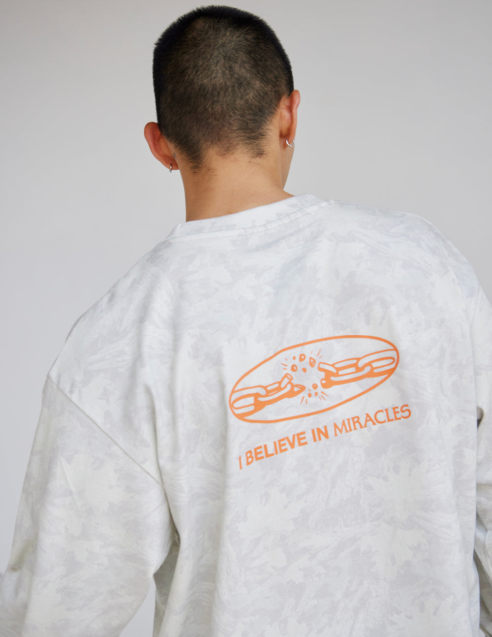 T-shirt lourd à manches longues camouflage « I Believe in Miracles »