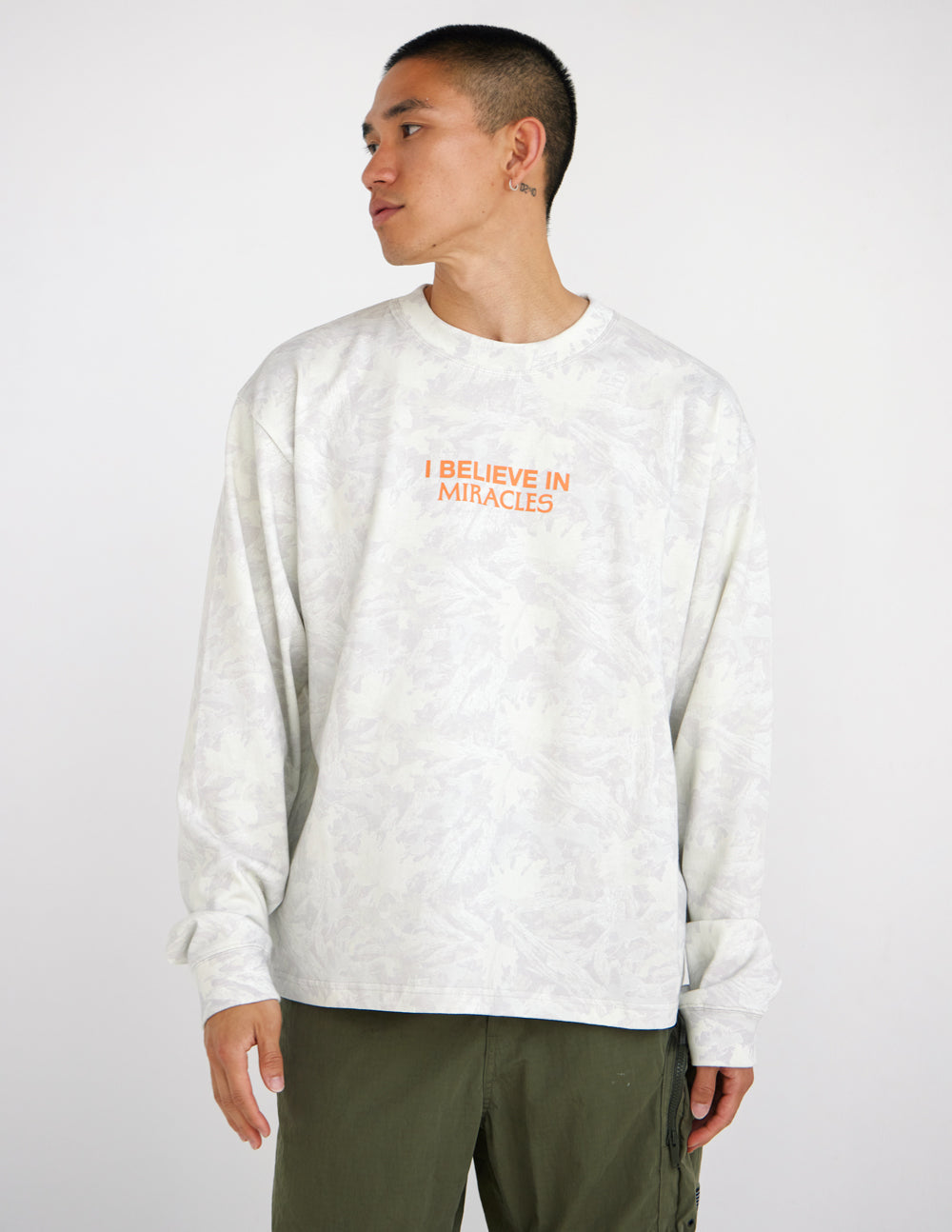 T-shirt lourd à manches longues camouflage « I Believe in Miracles »