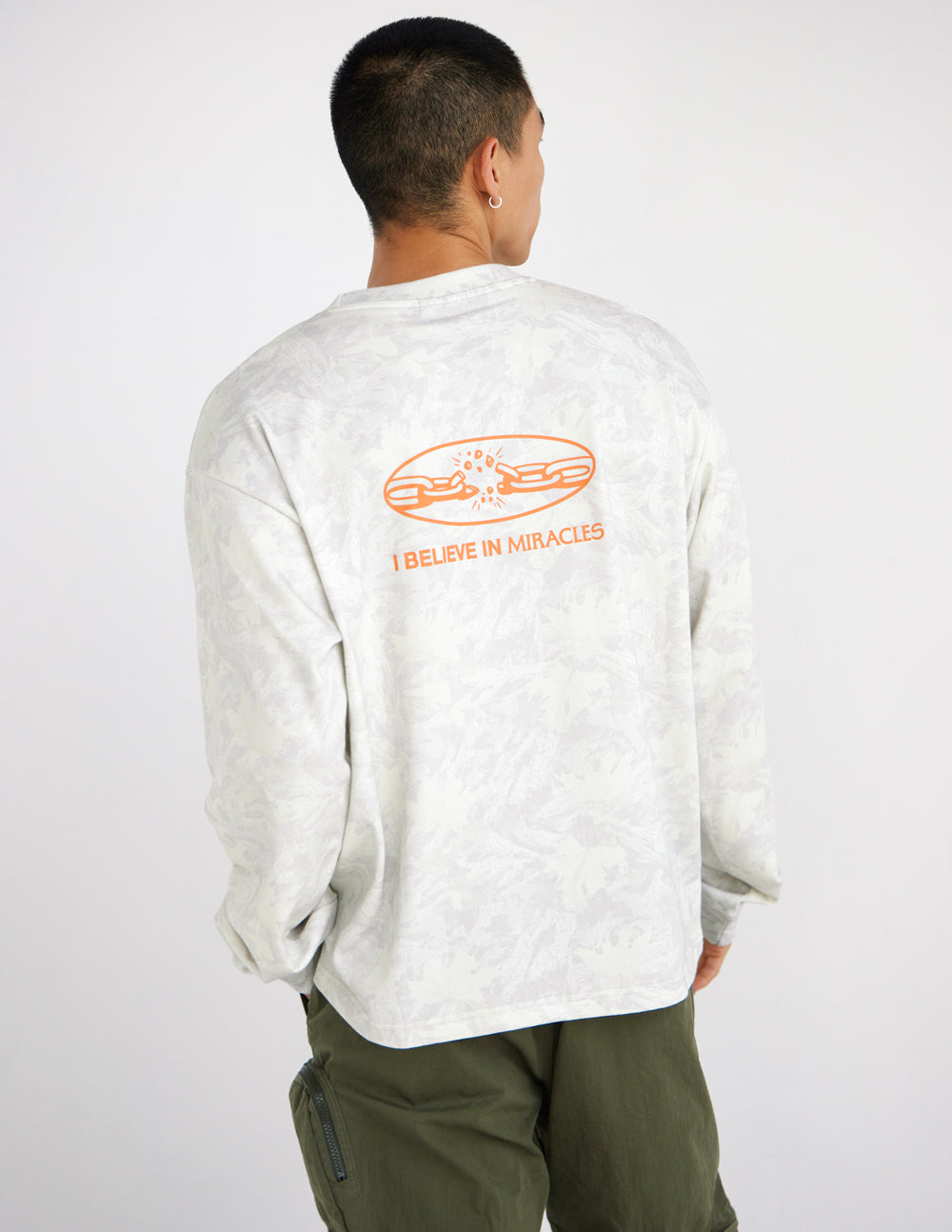 T-shirt lourd à manches longues camouflage « I Believe in Miracles »