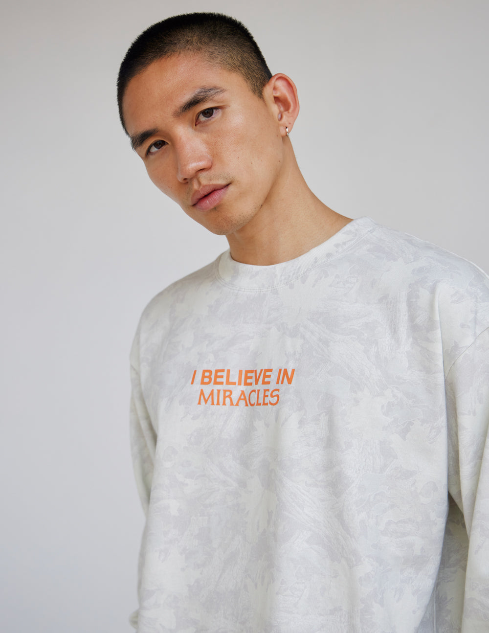 T-shirt lourd à manches longues camouflage « I Believe in Miracles »