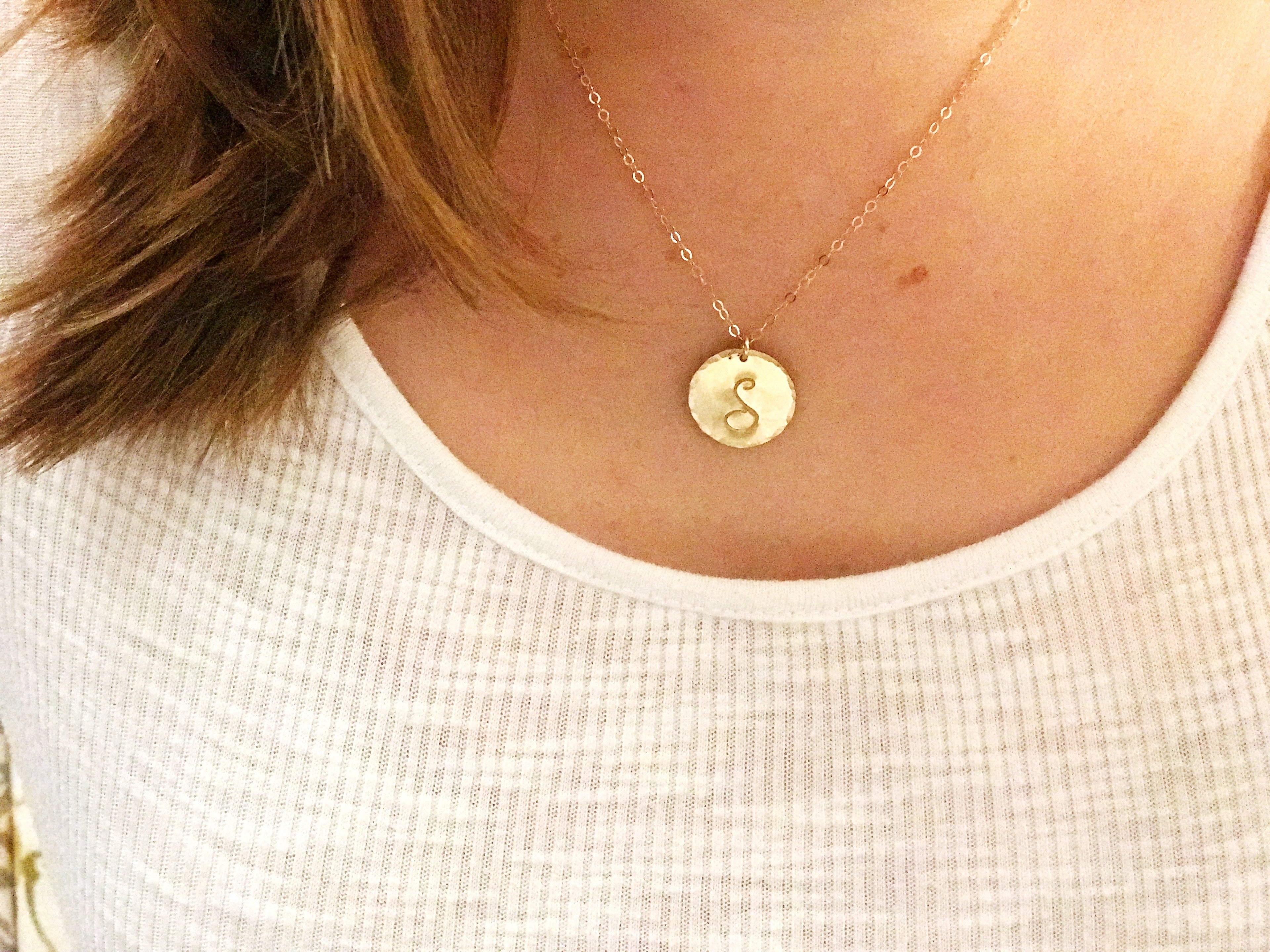 Collier disque martelé plaqué or avec initiale personnalisée