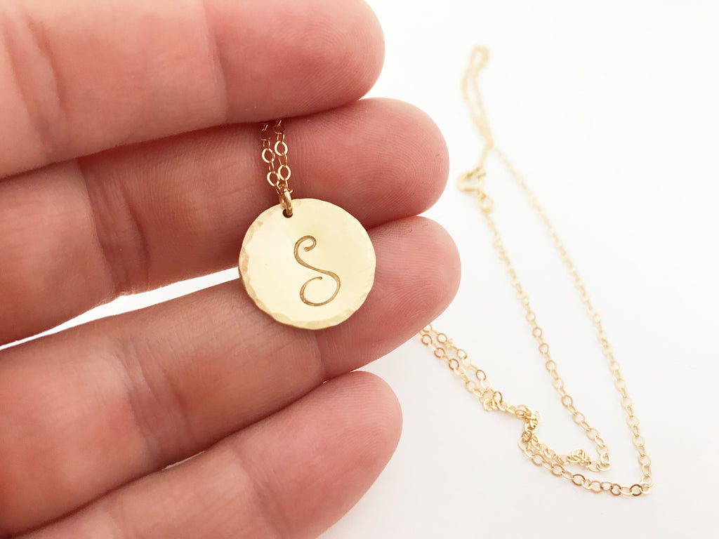 Collier disque martelé plaqué or avec initiale personnalisée