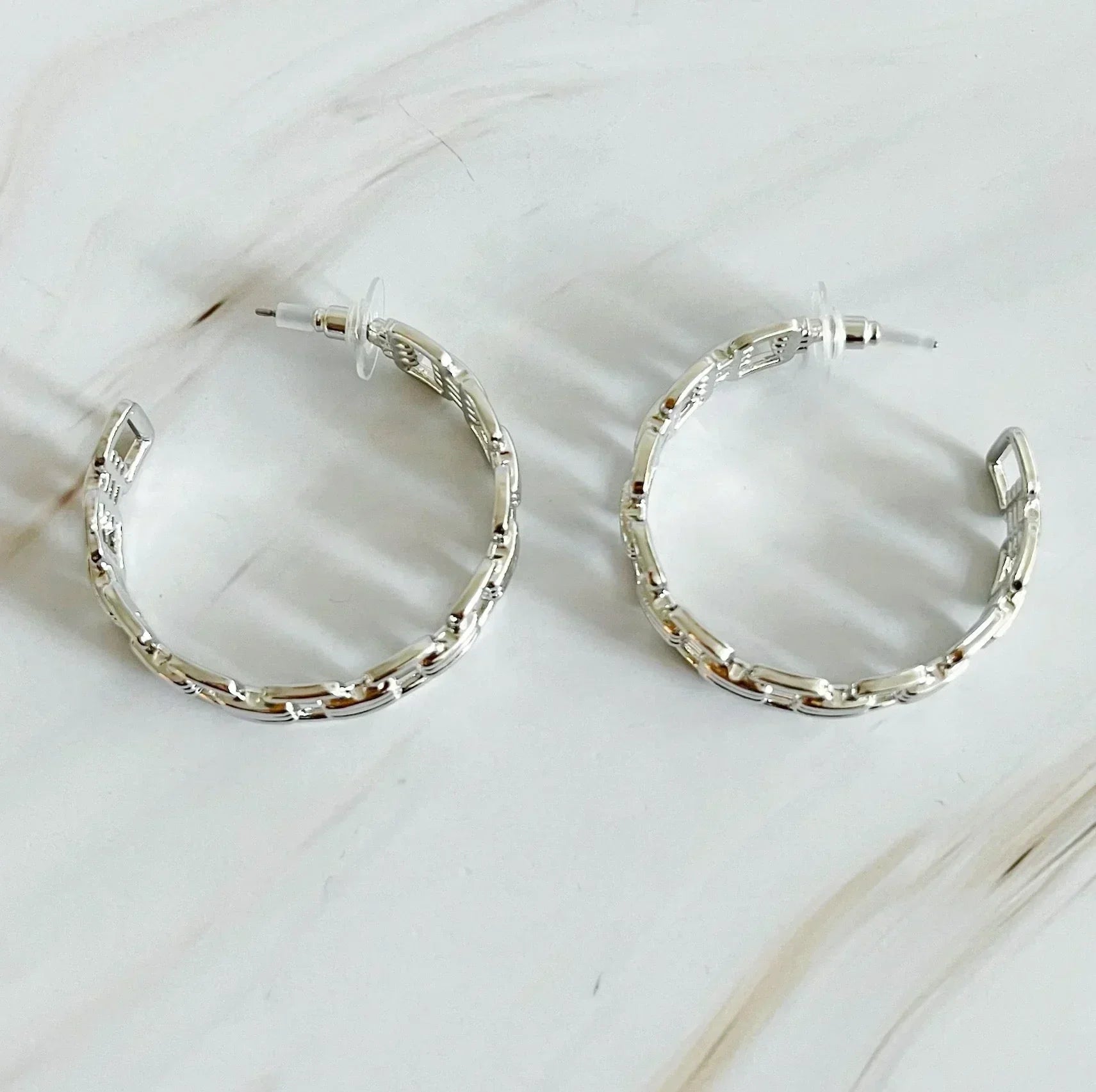Boucles d'oreilles créoles dorées entrelacées