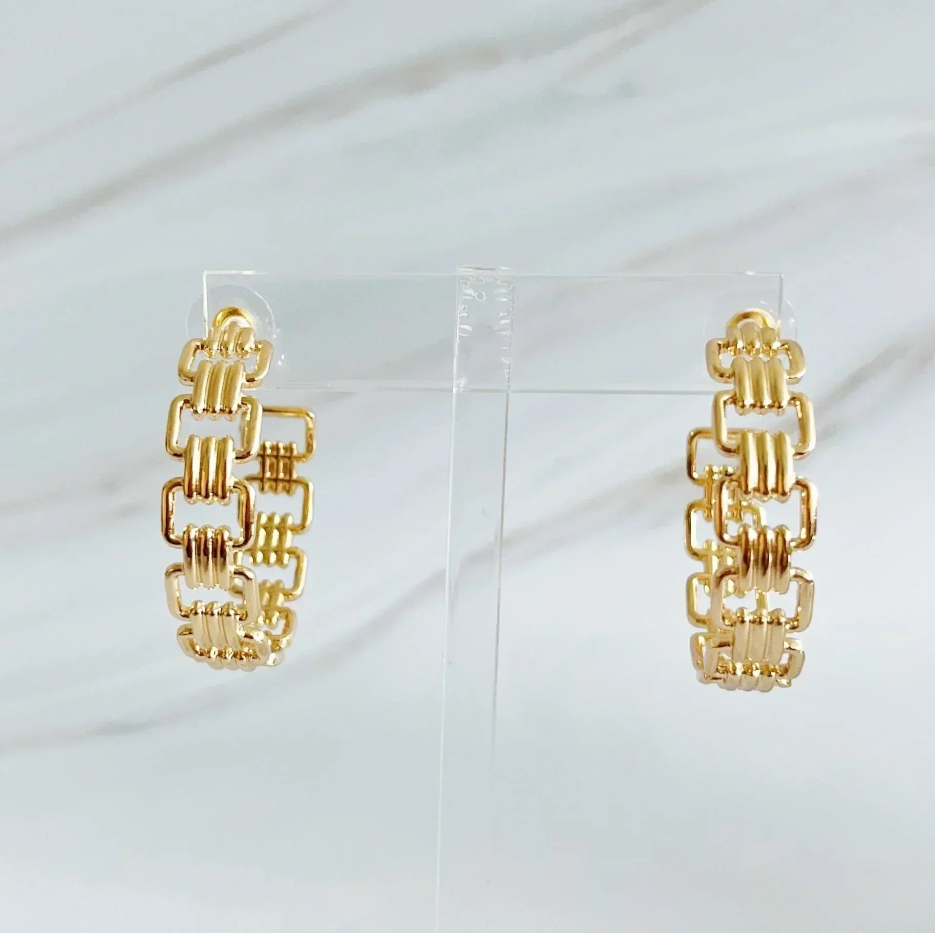 Boucles d'oreilles créoles dorées entrelacées