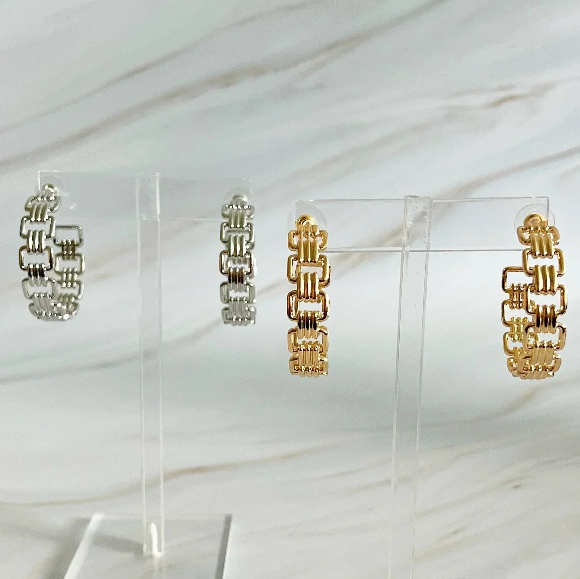 Boucles d'oreilles créoles dorées entrelacées
