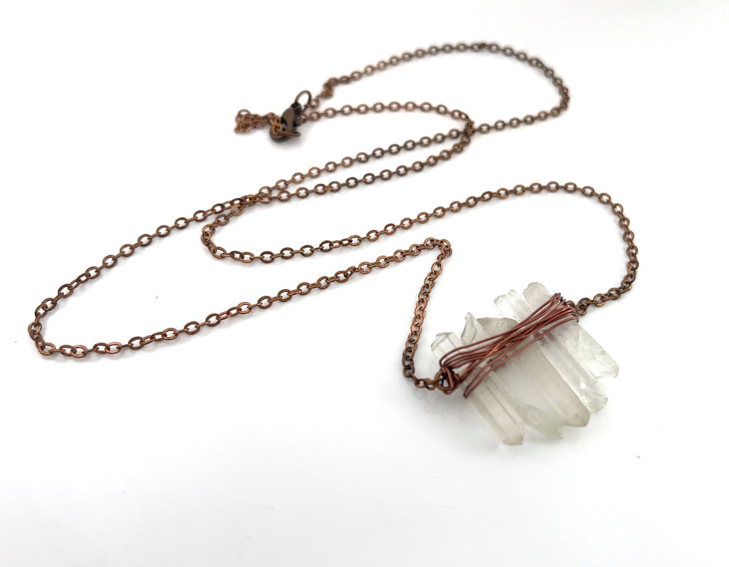 Collier Poignard en Quartz Brut | Entouré de Fil de Cuivre | Chaîne de 61 cm | Pièce Unique