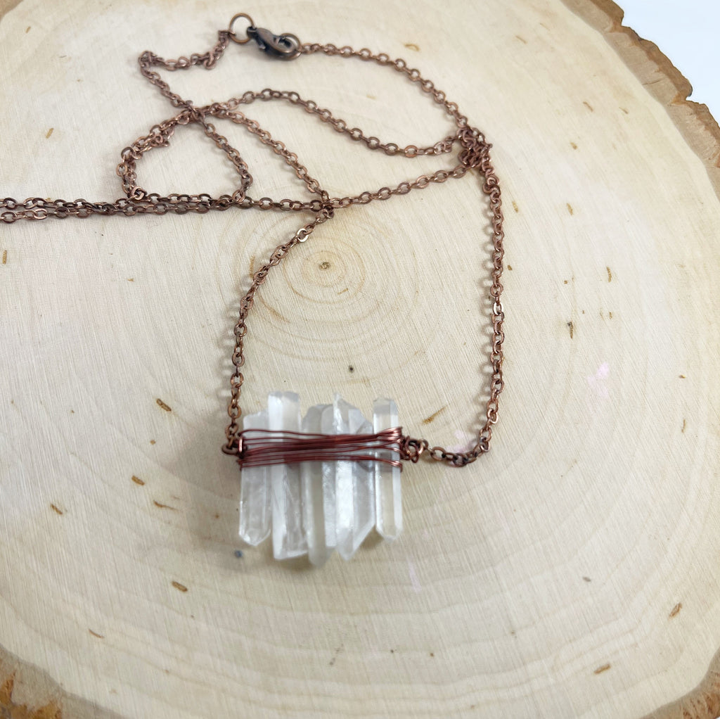 Collier Poignard en Quartz Brut | Entouré de Fil de Cuivre | Chaîne de 61 cm | Pièce Unique