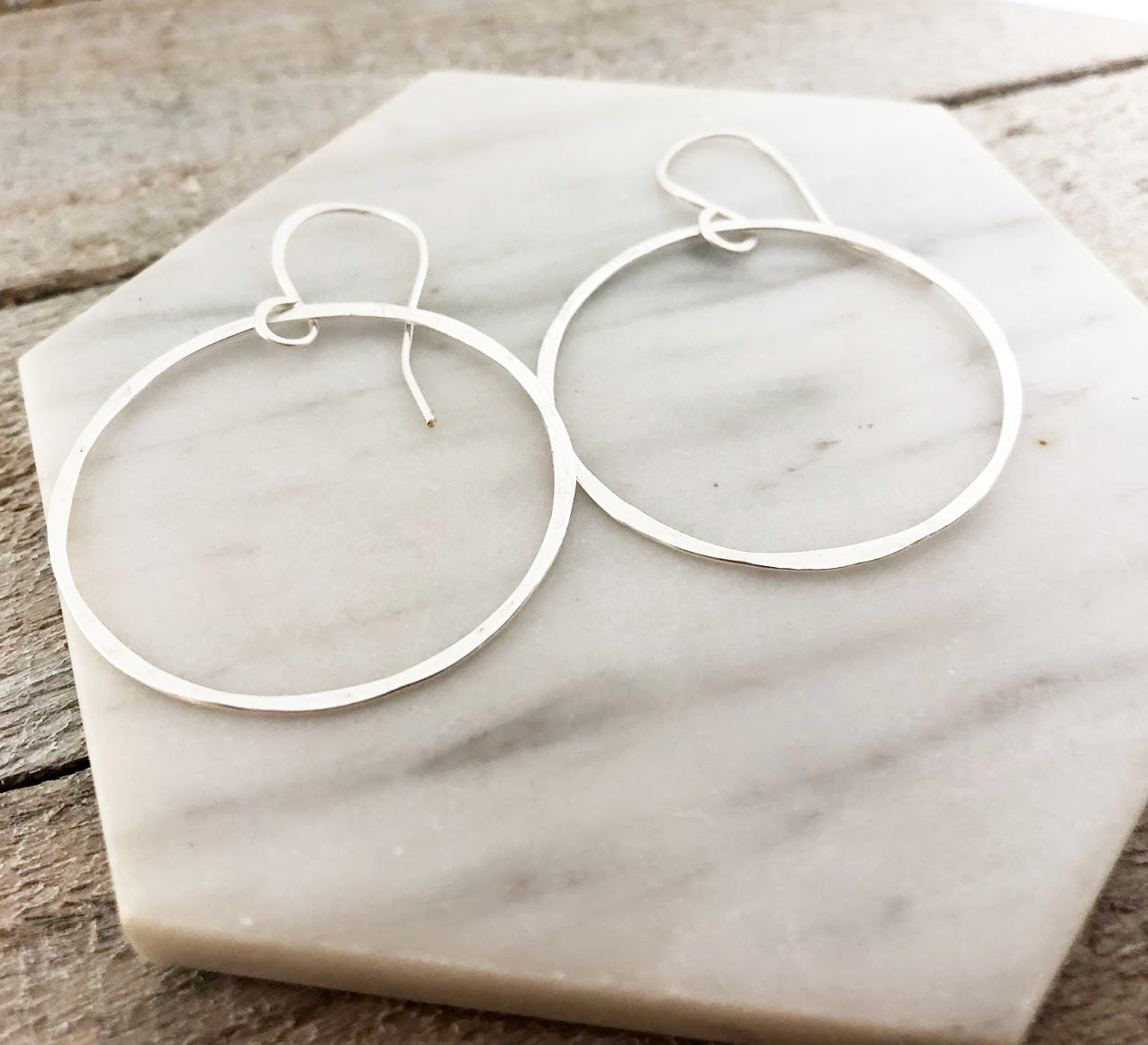 Boucles d'oreilles créoles - Petites boucles d'oreilles créoles martelées - Créoles faites à la main - Cadeau pour femme