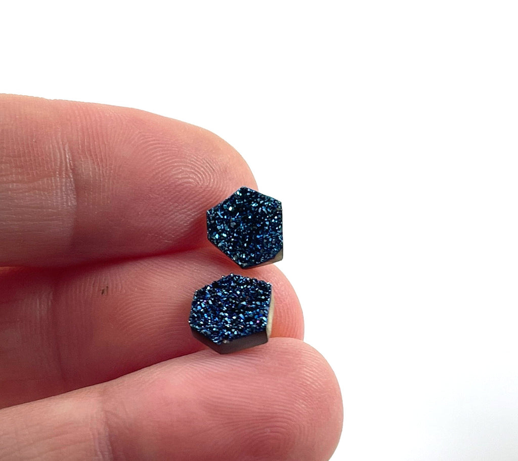 Boucles d’oreilles puces hexagonales en druzy naturel – Tiges en argent sterling, 9-10 mm