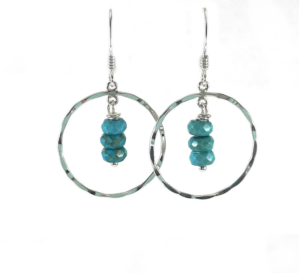 Boucles d'oreilles pendantes en argent sterling martelé avec trio de turquoises – Faites à la main, 2,5 cm