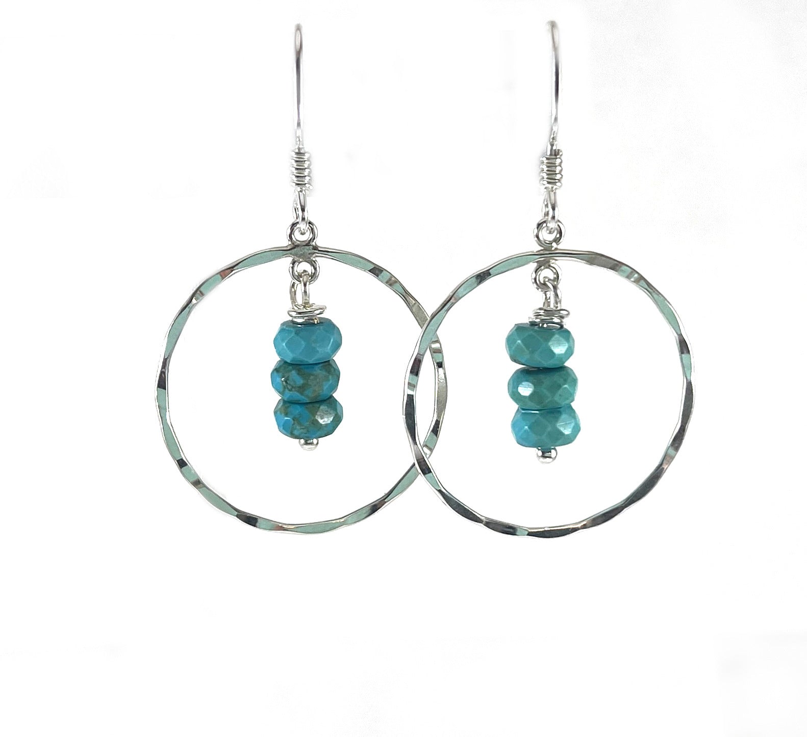 Boucles d'oreilles pendantes en argent sterling martelé avec trio de turquoises – Faites à la main, 2,5 cm