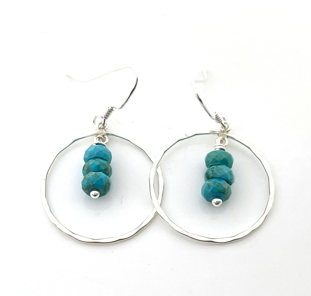 Boucles d'oreilles pendantes en argent sterling martelé avec trio de turquoises – Faites à la main, 2,5 cm