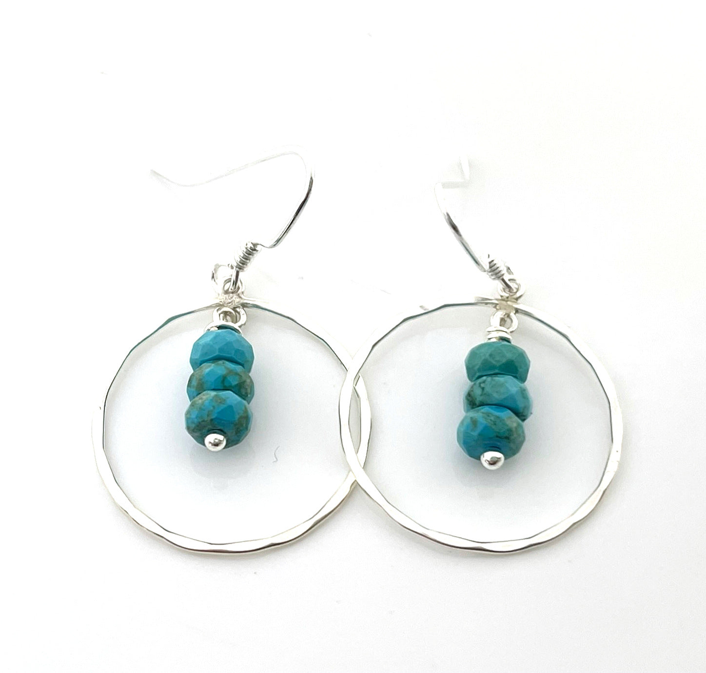 Boucles d'oreilles pendantes en argent sterling martelé avec trio de turquoises – Faites à la main, 2,5 cm