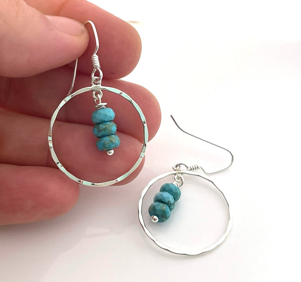 Boucles d'oreilles pendantes en argent sterling martelé avec trio de turquoises – Faites à la main, 2,5 cm