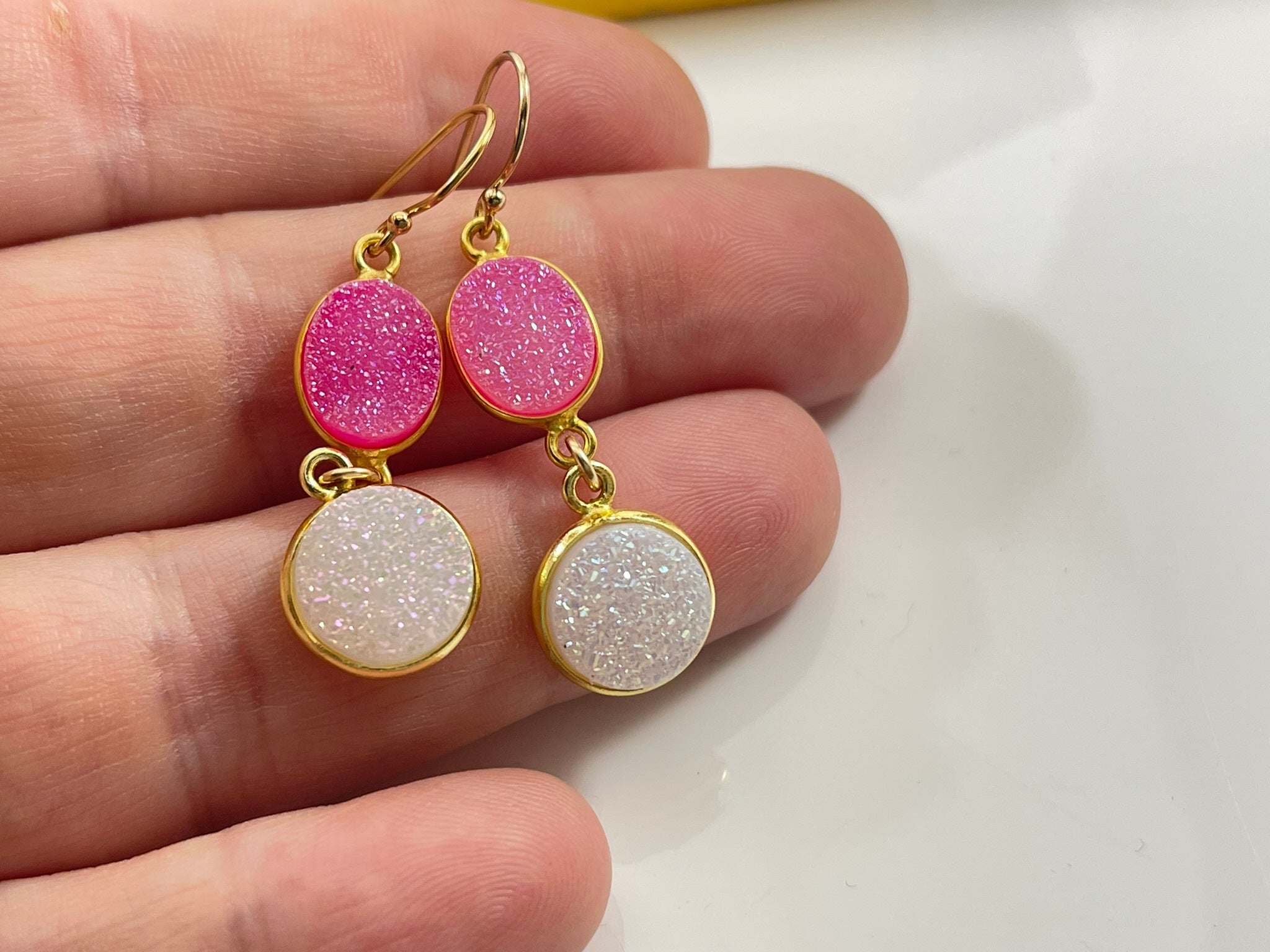 Boucles d'oreilles pendantes doubles Druzy rose vif et blanc – Or rempli 14 carats, 3,8 cm