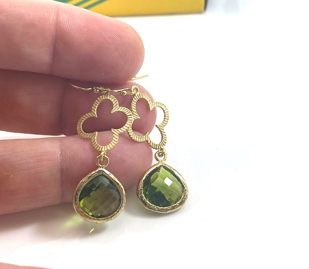 Boucles d'oreilles pendantes trèfle en verre olivine et or – Or rempli 14 carats, pendantes de 4,45 cm